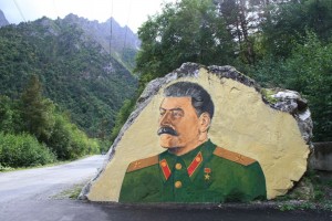 Портрет Сталина на большом камне в Цейском ущелье